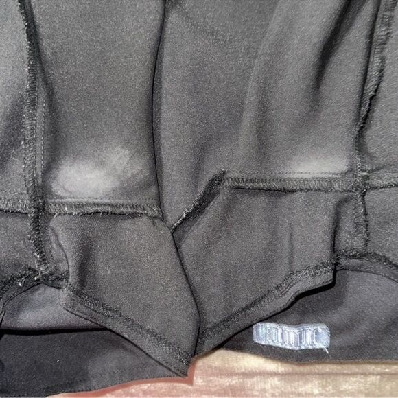 MEDCOUTURE L Touch Black Short Sleeve One Pocket V-Neck Scrub Top - Picture 14 of 15